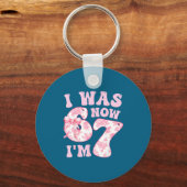 I Was 6 Now I'm 7 67 Meme Groovy Retro 7th Birthda キーホルダー (正面)