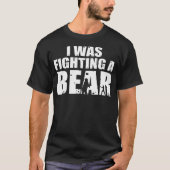 I Was Fighting A Bear Funny Get Well Tシャツ (正面)