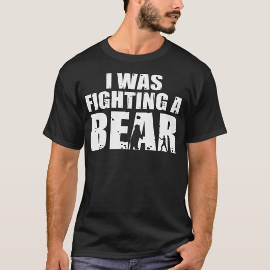 I Was Fighting A Bear Funny Get Well Tシャツ (正面)