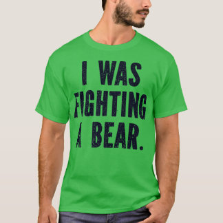 I Was Fighting a Bear Funny Injury Get Well Premiu Tシャツ