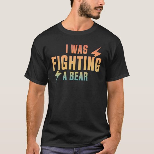 I Was Fighting A Bear - Funny Retro Injury Recover Tシャツ (正面)