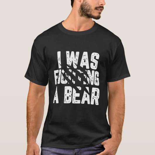 I Was Fighting A Bear  Injury Get Well Soon Tee Tシャツ (正面)