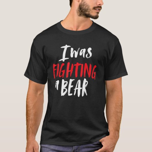 I Was Fighting A Bear Shoulder Broken Leg Surgery Tシャツ (正面)