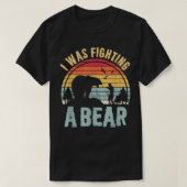 I Was Fighting A Bear Tshirt Funny Get Well Soon Tシャツ (デザイン正面)