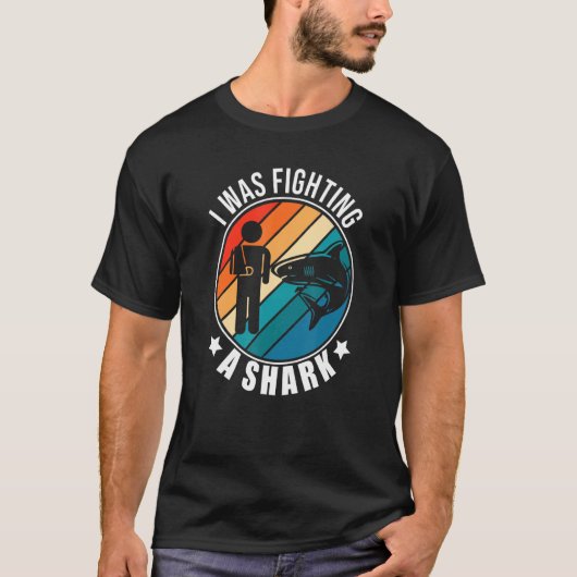 I Was Fighting A Shark   Broken Arm Fracture Tシャツ (正面)
