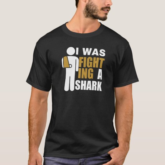 I Was Fighting A Shark  Broken Arm Fracture Tシャツ (正面)