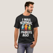 I Was Normal 3 Parrots Ago Funny Bird Lover Casual Tシャツ (正面フル)
