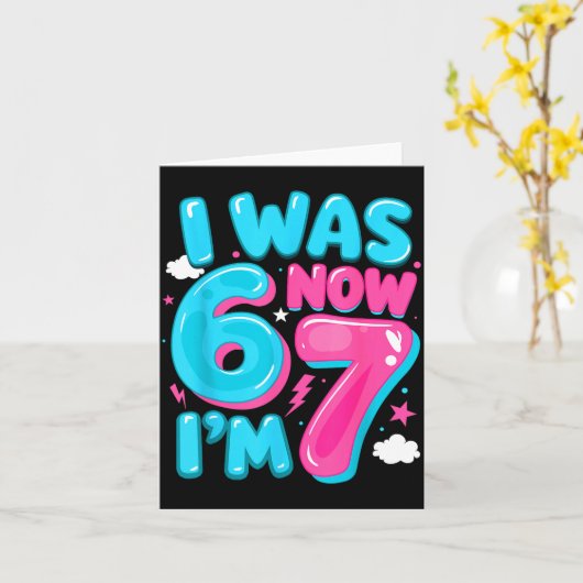 I Was Six Now I'm Seven 67 Groovy 7th Birthday Dec カード (黄色い花)