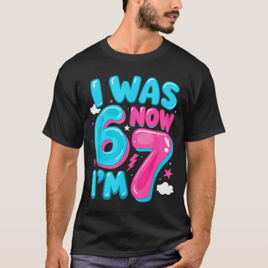 I Was Six Now I'm Seven 67 Groovy 7th Birthday Dec Tシャツ (正面)