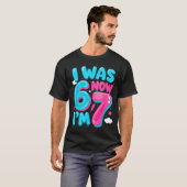 I Was Six Now I'm Seven 67 Groovy 7th Birthday Dec Tシャツ (正面フル)