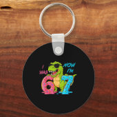 I Was Six Now I'm Seven T-rex Dinosaur 67 Meme 7th キーホルダー (正面)