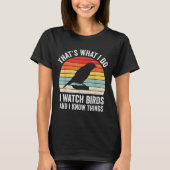 I Watch Birds I Know Things Funny Birdwatcher Bird Tシャツ (正面)