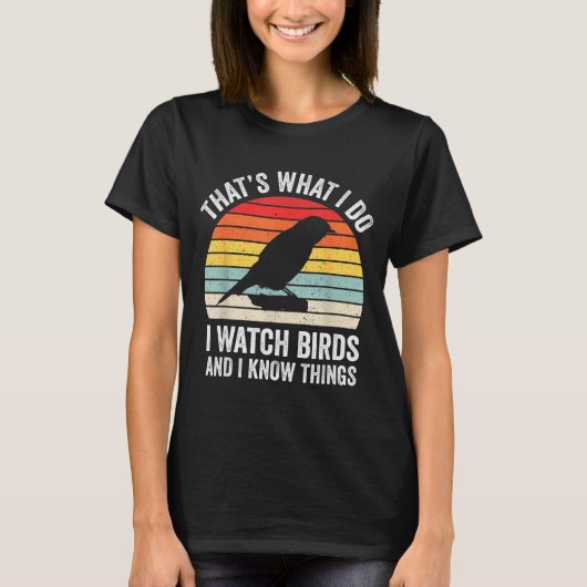 I Watch Birds I Know Things Funny Birdwatcher Bird Tシャツ (正面)
