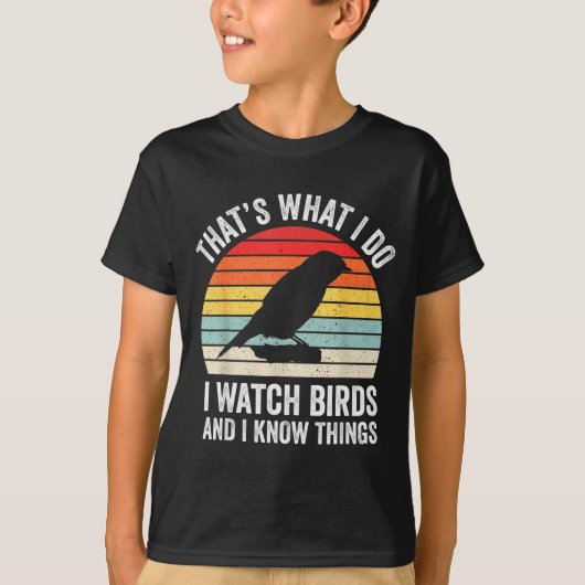 I Watch Birds I Know Things Funny Birdwatcher Bird Tシャツ (正面)