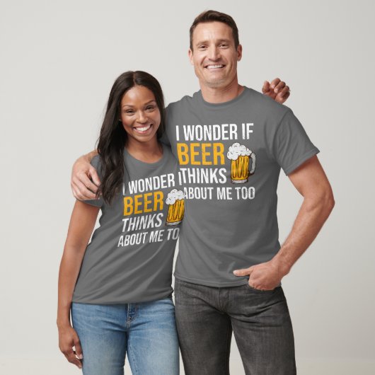 I Wonder If Beer Thinks About Me Too Funny Drinkin Tシャツ (ユニセックス)