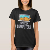 I Work On Computers Cat Quote Tech Coding Tシャツ (正面)