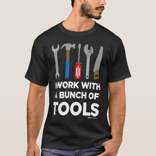 I Work With A Bunch Of Tools Handyman and Carpente Tシャツ (正面)