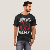 I Work With Stupid People Inspirational Sarcastic  Tシャツ (正面フル)