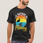 I Would Rather Be Fishing Man In A Boat In Sunset Tシャツ (正面)