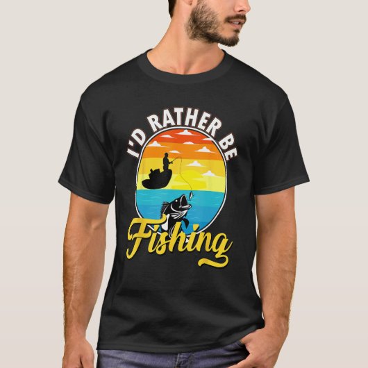 I Would Rather Be Fishing Man In A Boat In Sunset Tシャツ (正面)