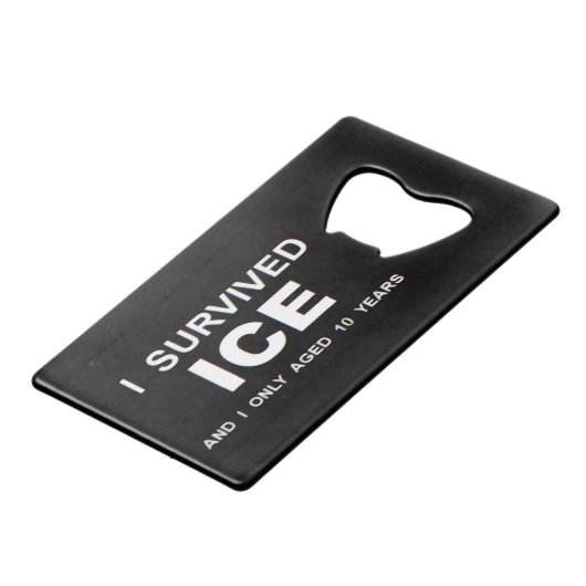 ICEを生き延びた クレジットカード栓抜き (正面アングル)