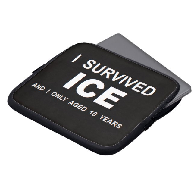ICEを生き延びた ラップトップスリーブ (正面上部)