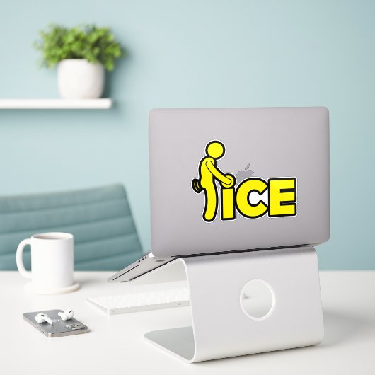 ICE反対 ファックICE 送還反対 レジストカー シール (デスク上のノートパソコン)