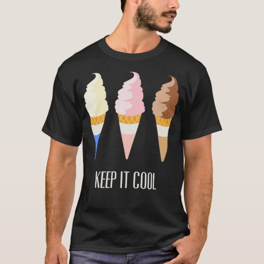 Ice Cream Cone Vanilla Chocolate Strawberry Tシャツ (正面)