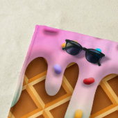Ice Cream Drip Waffle Cone Pink With Sprinkles ビーチタオル (インサイチュ)
