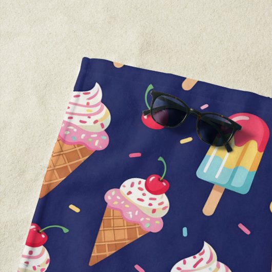 Ice cream, popsicles and cherries pattern ビーチタオル (インサイチュ)
