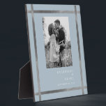 Icy Blue & Silverへようこそ結婚B/W写真 フォトプラーク<br><div class="desc">結婚歓迎サイン。青い色の背景。写真に適用された白黒フィルタ。メタリックシルバー.</div>