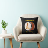 IDはむしろ日本人のTaikoのドラム棒をドラムをたたいています クッション (椅子)