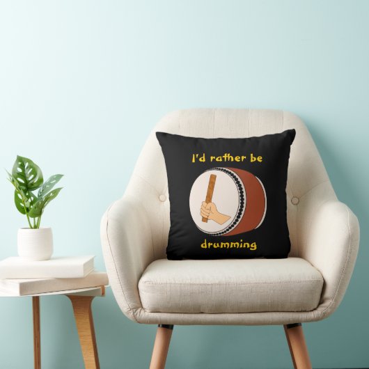 IDはむしろ日本人のTaikoのドラム棒をドラムをたたいています クッション (椅子)