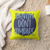 Identify, Don't Compare Recovery Slogan クッション (ブランケット)