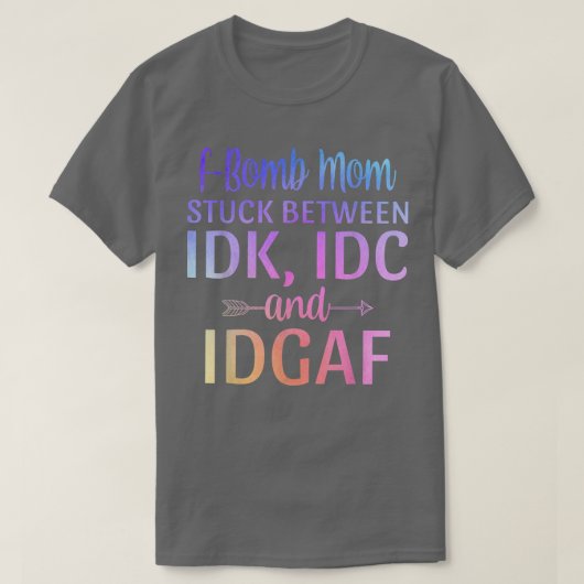 IDK IDCとIDGAF Sarcastiの間に立ち往生した爆弾ママ Tシャツ (デザイン正面)