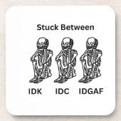 IDK、IDC、IDGAFの間でスタックされたスケルトン コースター (正面)