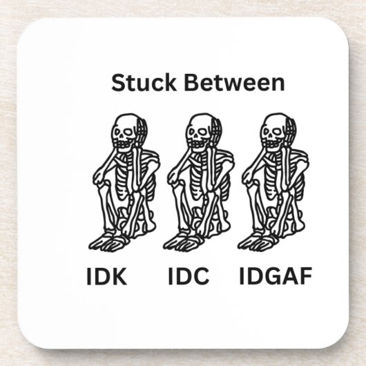 IDK、IDC、IDGAFの間でスタックされたスケルトン コースター (正面)