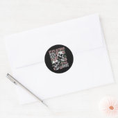 Idk Idc Idgafの間に挟まった面白いスケルトン ハロウィン ラウンドシール (封筒)