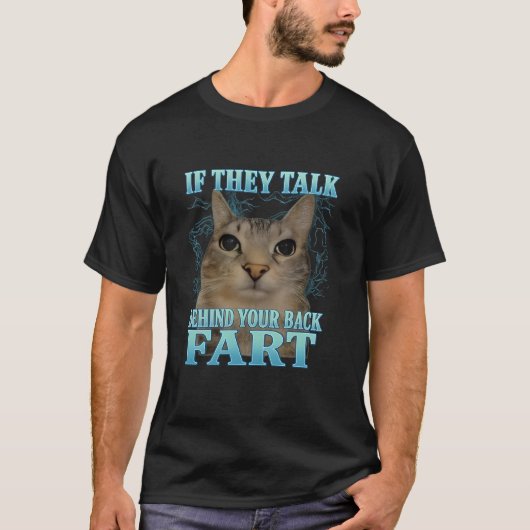 If They Talk Behind Yo Back Fart Funny Cat Meme Tシャツ (正面)