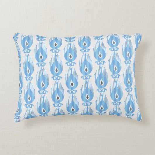 Ikat pattern in blue and white アクセントクッション (正面)