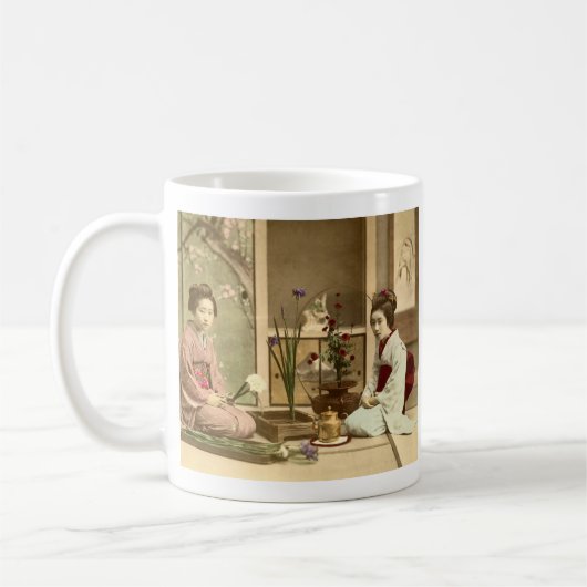Ikebana -花を整理している美しい着物の女の子 コーヒーマグカップ (左)