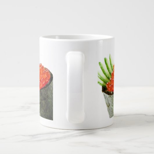 Ikura (サーモンピンクの卵) Gunkan Makiの寿司 ジャンボコーヒーマグカップ (裏面)