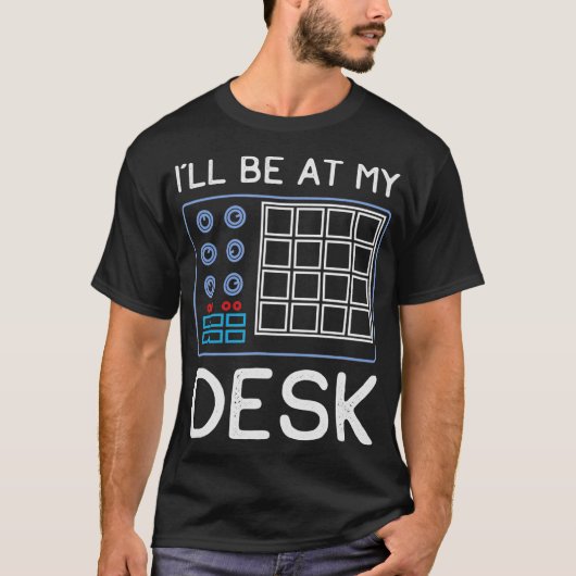 Ill Be At My Desk Funny Sound Engineer Gift Tシャツ (正面)