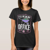 I'll Be In My Office Cute Backyard Wheelbarrow Flo Tシャツ (正面)