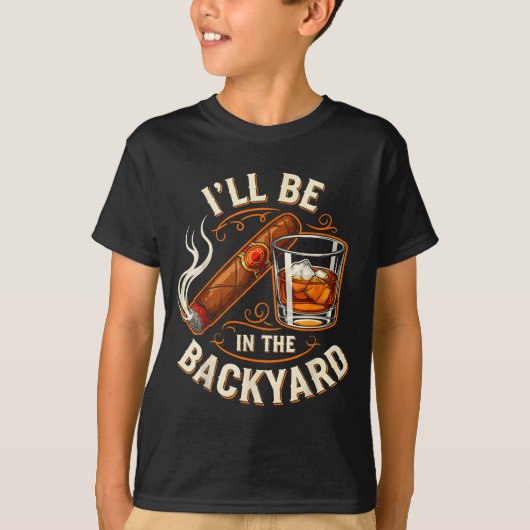 Ill Be In The Backyard Funny Cigar And Bourbon Lov Tシャツ (正面)