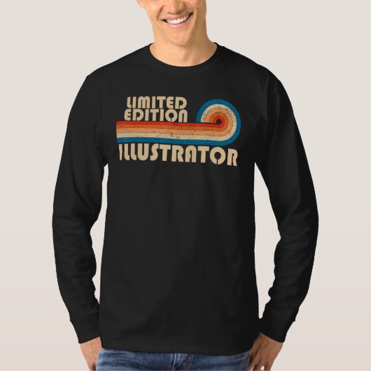 ILLUSTRATORジョおもしろいブタイトル職業誕生日を表示 Tシャツ (正面)