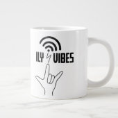 ILY ヴァイブス - 手話デザイン ジャンボコーヒーマグカップ (右)