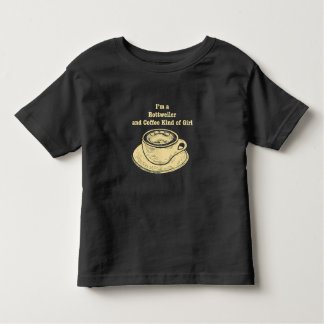 Imロットワイラーとコーヒーの一種の女の子犬の恋人 トドラーTシャツ