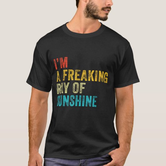 I'm A Freaking Ray Of Sunshine Funny Sarcastic Vin Tシャツ (正面)