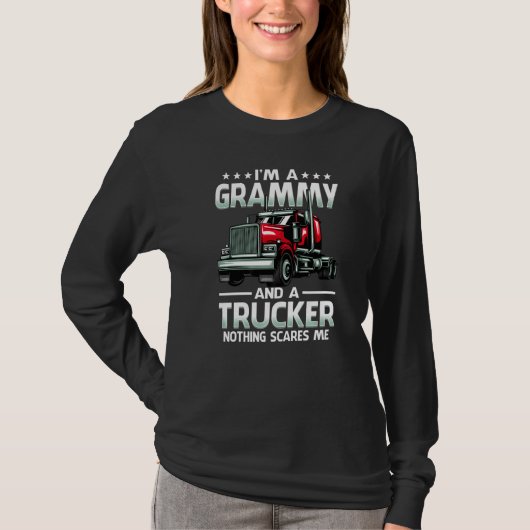 I'm A Grammy And Trucker Nothing Scares Me Mother' Tシャツ (正面)